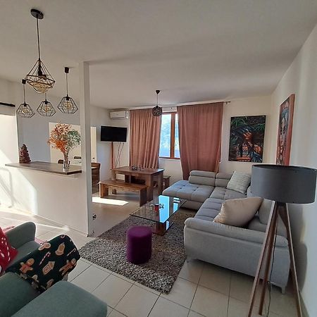 Sofi Apartman Ni Kültér fotó